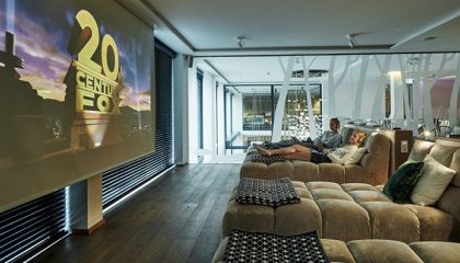 SPA Kino Paar in weißen Bademänteln schaut Film auf Leinwand im Spa Kino