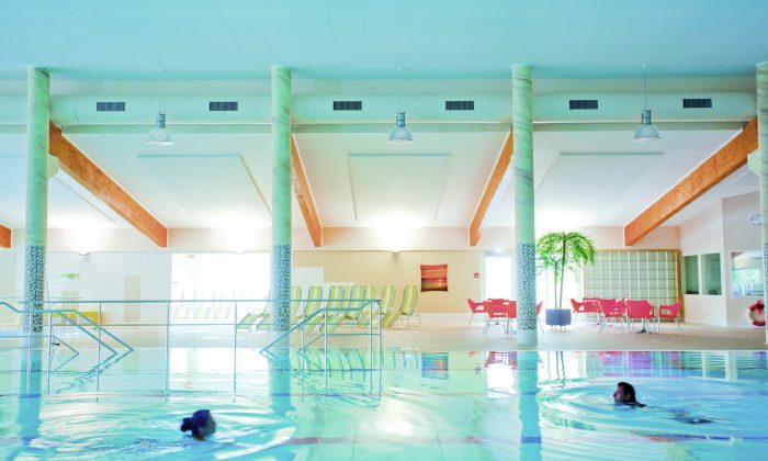 Schwimmbad Hellblau leuchtendes Schwimmbad