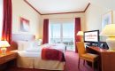 Suiten mit Meerblick Bett und Wohnraum in der Turmsuite mit Blick aufs Meer