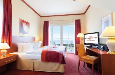 Turmsuiten (Maisonette) Bett und Wohnraum in der Turmsuite mit Blick aufs Meer