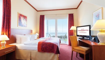 Suiten mit Meerblick Bett und Wohnraum in der Turmsuite mit Blick aufs Meer