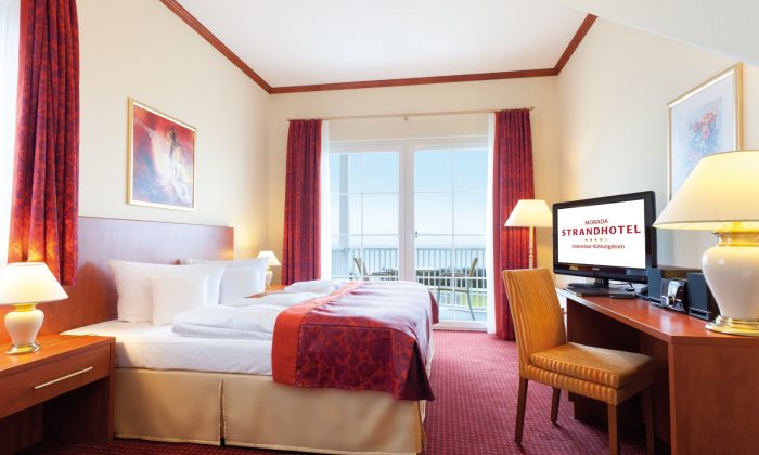 Suiten mit Meerblick Bett und Wohnraum in der Turmsuite mit Blick aufs Meer