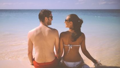 Zeit zu zweit Paar entspannt am Strand mit Füßen im Wasser