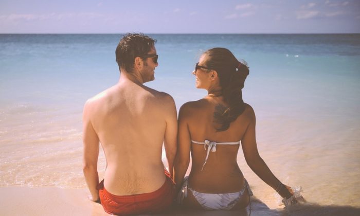 Zeit zu zweit Paar entspannt am Strand mit Füßen im Wasser