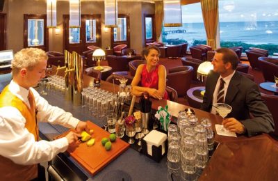 Barkeeper Mann und Frau genießen frische Drinks an der Bar
