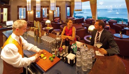 Barkeeper Mann und Frau genießen frische Drinks an der Bar