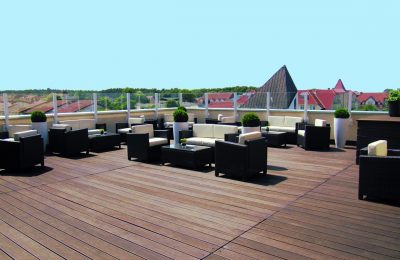 Dachterrasse Zahlreiche Sitz- und Ecksofas auf der Dachterrasse vor blauem Himmel