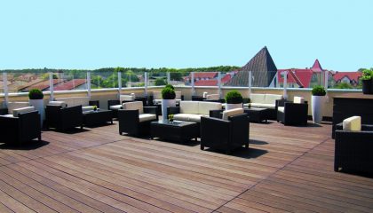 Dachterrasse Zahlreiche Sitz- und Ecksofas auf der Dachterrasse vor blauem Himmel