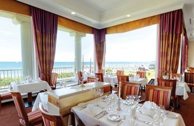 Feierlichkeiten Fein gedeckte Tische im Restaurant