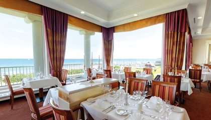 Feierlichkeiten Fein gedeckte Tische im Restaurant