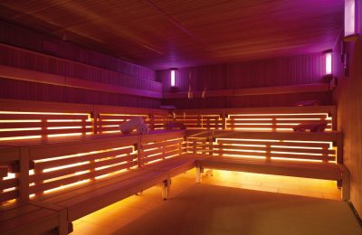 Finnische Sauna Orange lila beleuchtete Sauna