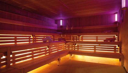 Finnische Sauna Orange lila beleuchtete Sauna