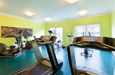 Fitnessraum Moderne Traininsgeräte im Fitnessraum