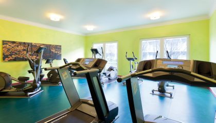 Fitnessraum Moderne Traininsgeräte im Fitnessraum