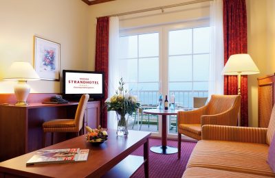 Juniorsuite Wohnraum in der Juniorsuite mit Ausblick auf Ostsee