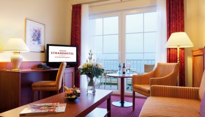 Juniorsuite Wohnraum in der Juniorsuite mit Ausblick auf Ostsee