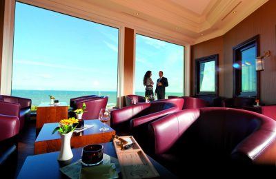Raucherlounge Mann und Frau genießen Zigarette in der Raucherlounge