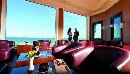 Raucherlounge Mann und Frau genießen Zigarette in der Raucherlounge