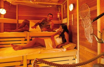 Sauna Paar entspannt in der Sauna