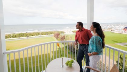 Balkon Paar genießt Ausblick auf Balkon