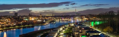 Ruhrgebiet Beleuchtete Stadt Dortmund im Ruhrgebiet am Abend