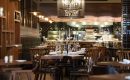 Restaurant Fein gedecktes Restaurant mit rustikalen Holzmöbeln im Titanic Chaussee Berlin