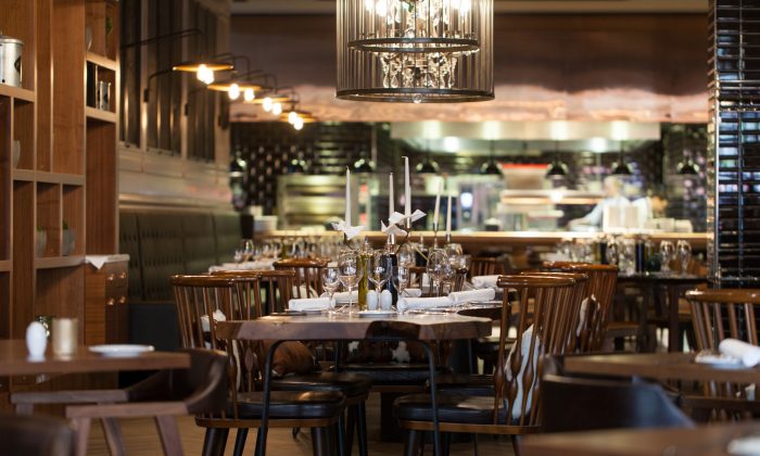 Restaurant Fein gedecktes Restaurant mit rustikalen Holzmöbeln im Titanic Chaussee Berlin