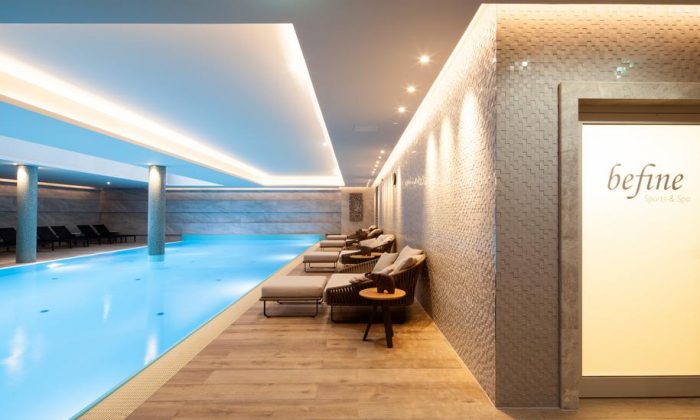 Befine Sports & Spa Pool und Eingang zum Wellnessbereich