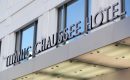 Außenansicht Schriftzug mit Hotelname am Gebäude vom Titanic Chaussee Berlin