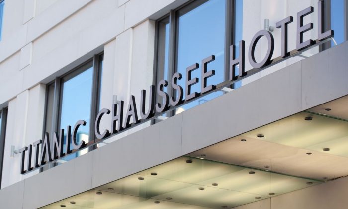 Außenansicht Schriftzug mit Hotelname am Gebäude vom Titanic Chaussee Berlin