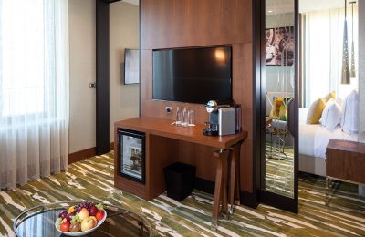 Titan Suite 3 Wohnraum mit Fernseher in der Titan Suite
