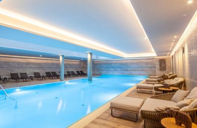 Poolseite Indoor Pool von der Seite im Titanic Chaussee Berlin