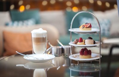 Céline Patisserie Céline Patisserie mit Latte Macchiato und Etagere