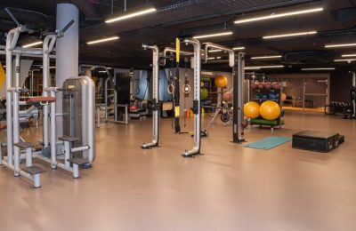 Fitnessraum Moderne Sportgeräte im Fitnessraum