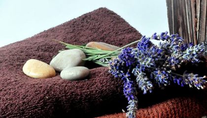 2 Wohlfühltage Handtuch, Steine und Kräuter
