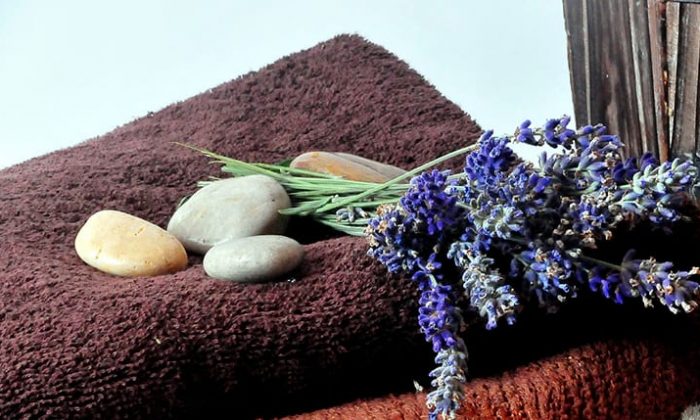 2 Wohlfühltage Handtuch, Steine und Kräuter