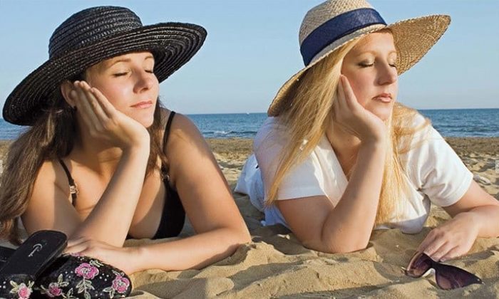 Für Freundinnen Zwei Frauen entspannen am Bodensee